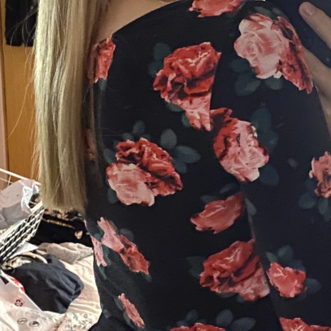 Svart långärmad tröja med blommor - 90