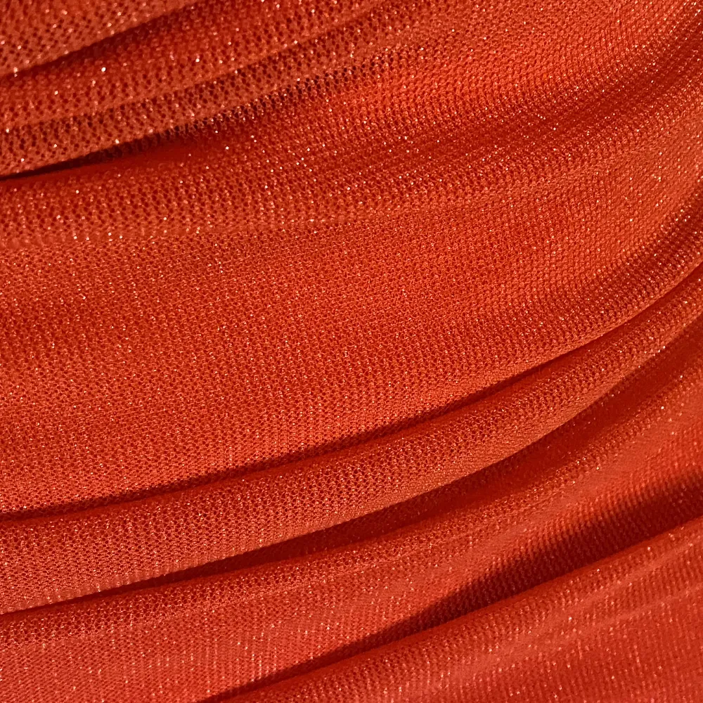 Röd glittrigklänning från Shein med en öppning i ryggen, tyget ovanför täcker bh’n så man kan fortfarande ha det :). Skrynkligt tunt tyg utanpå. Spaghetti band som axelband. Vänstra axelbandet är lite smått skadat vid fästet men det går o ordna om man syr. Klänningar.