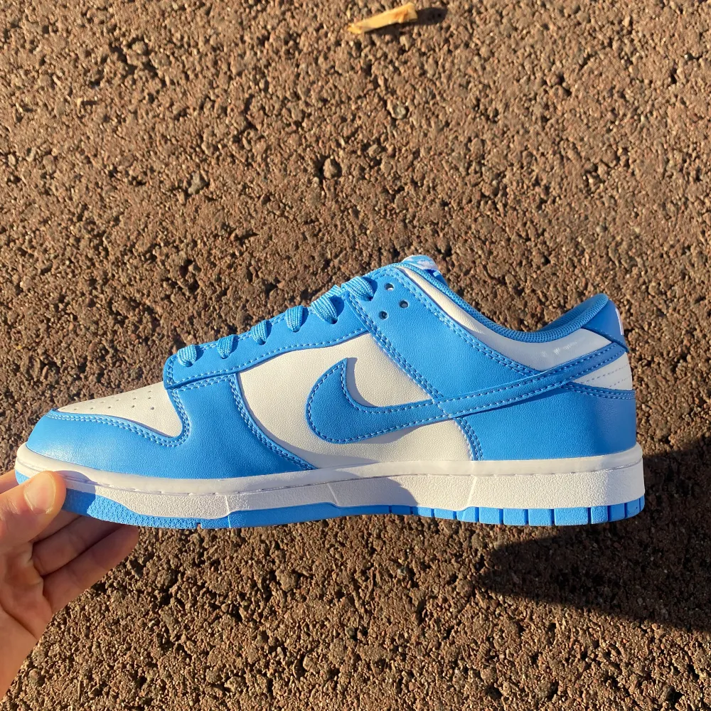 Säljer ett par helt nya Nike Dunk UNC. Skorna är helt nya (endast testade) De är strl US 9.5 vilket motsvarar strl 43 . Skor.