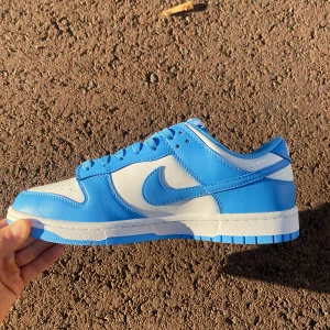 Nike Dunk UNC - Säljer ett par helt nya Nike Dunk UNC. Skorna är helt nya (endast testade) De är strl US 9.5 vilket motsvarar strl 43 