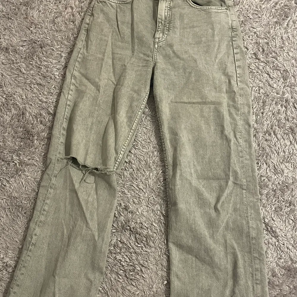 Unika baggy jeans från Pull & Bear, de är grön-gråa och är i mycket bra skick. Har använts bara 2-3 gånger. Skriv gärna för mer bilder 💗💗. Jeans & Byxor.