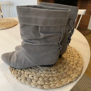 Boots - Snygga boots/stövlar funkar både höst och sommar. Kan både posta och mötas upp. 