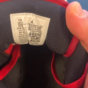 Jorden 1 low red toe - Bra skick bara använda ett fåtal gånger bara väldigt lite creasade på vänster skon ordpris köpta för 1700