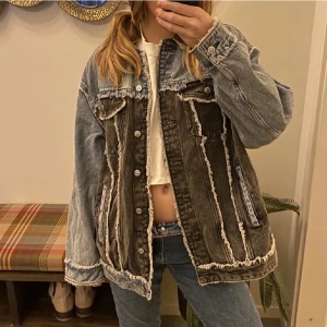 Jeans jacka  - Populär jeans jacka med detaljer. Köpt i somras, som NY💗 Storlek S men oversize i storleken. Passar S och uppåt. Slusåld på hemsidan  