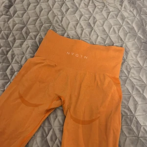 Nvgtn tights - I färgen burnt orange. Jätte sköna, squat proof och formar rumpan fint.