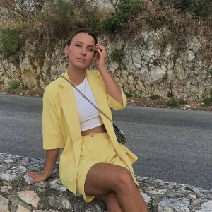 Gult set - Gult set med kavaj som är kortärmad och ett par shorts. Jättefint och sällan använt❤️