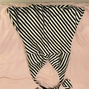 Halterneck linne  - Säljer ett jätte fint halterneck linne i ett silkestyg, använd ett fåtalet gånger Storlek 34 (passar xs-s)