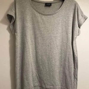 T-shirt  - T-shirt från Vila i fint skick. Köparen står för frakt.