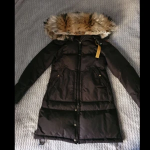 Parajumper long bear xs  - Hej fina säljer nu min parajumper xs i färgen dark dark brown ser ut som helt ny haft den 1-2 vintrar men den ser inte använd ut. Rökfri o pälsfri har tappat kvittot men har tagen o galje till den. Skickar självklart mer bilder. Endast seriösa ❤pris oklar