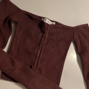 Snygg topp från Zara - Jättefin cropped top från Zara, endast använd en gång då den var för liten.