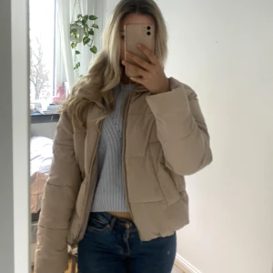 Vinterjacka xs-s - Jättemysig varm vinterjacka från lindex! I storlek Xs men skulle säga att den passar från xs-m då de e en lite mer oversized passform