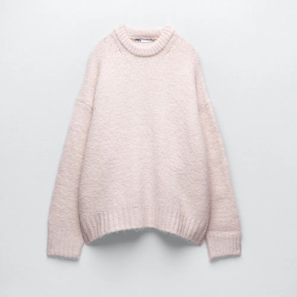 Säljer denna rosa stickade tröja ifrån zara, slutsåld tror inte att den säljs längre. Köpte för 399kr. Stickat.