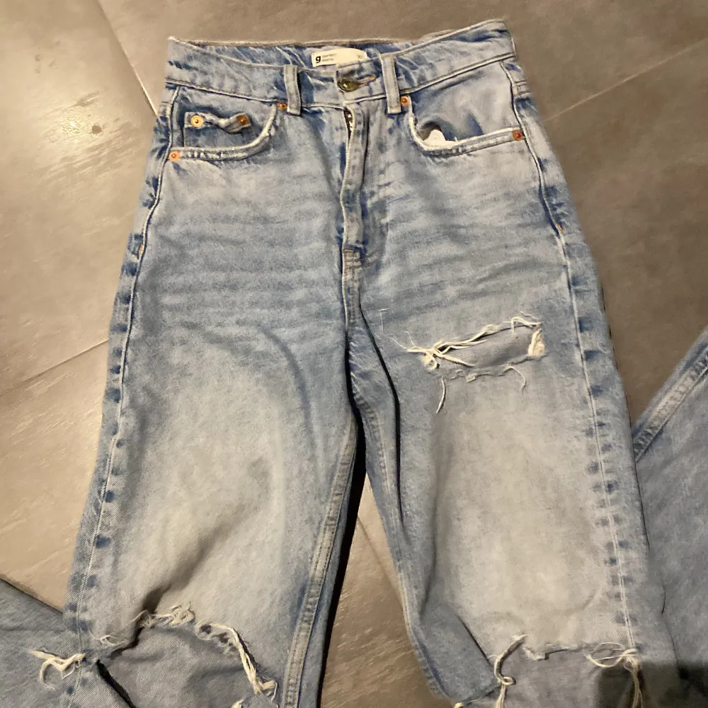 Ljusblåa jeans från gina tricot, med hål, storlek 30, säljer för att dem är försmå, fint skick. Högmidjade . Jeans & Byxor.