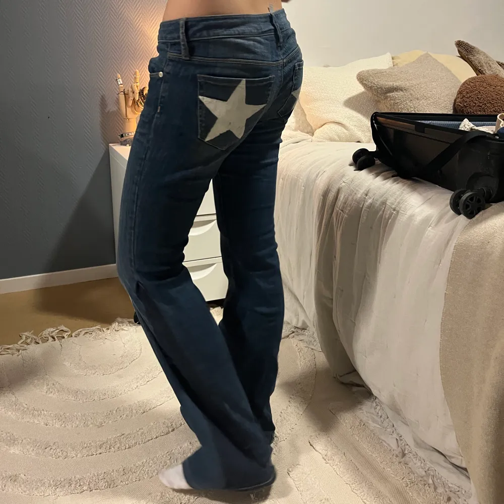 Ascoola jeans med vita stjärnor på rumpan. Svinsnygga men kommer tyvärr inte till användning. Budgivning om fler är intresserade. Finns ingen storlek men skulle uppskatta midjan till 27 och är långa på mig som är 169.. Jeans & Byxor.