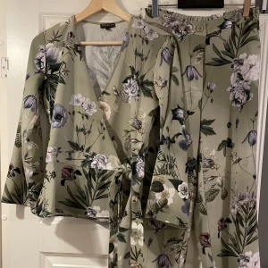 Blommigt sett - Ett grön blommigt sett, i bra skick, Storlek 36. Om det önskas fler bilder eller om det är andra frågor så är det bara att skriva<3 Köpare står för frakten🤗