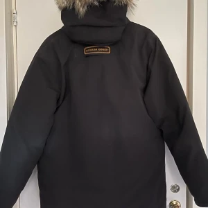 Canada Goose Expedition Parka  - Canada Goose Expedition Parka i ett mycket fint skick. Använd bara enstaka gånger. Storleken passar en Medium vuxen, alternativ XL till ungdom. Unisex jacka. 