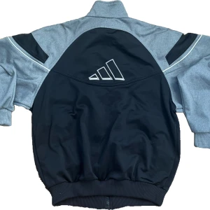 Adidas kofta - As cool grå och svart adidas kofta. Använd cirka 1-2 gånger. Väldigt bra skick. Kan mötas upp i Stockholm eller frakta då köparen står för frakten💞