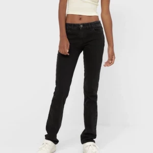 Svarta stradivarius jeans strl 36-38 - Ett par skitfina jeans som inte används! Endast använda ett par gånger. Jag står ej för frakten utan den tillkommer!💗