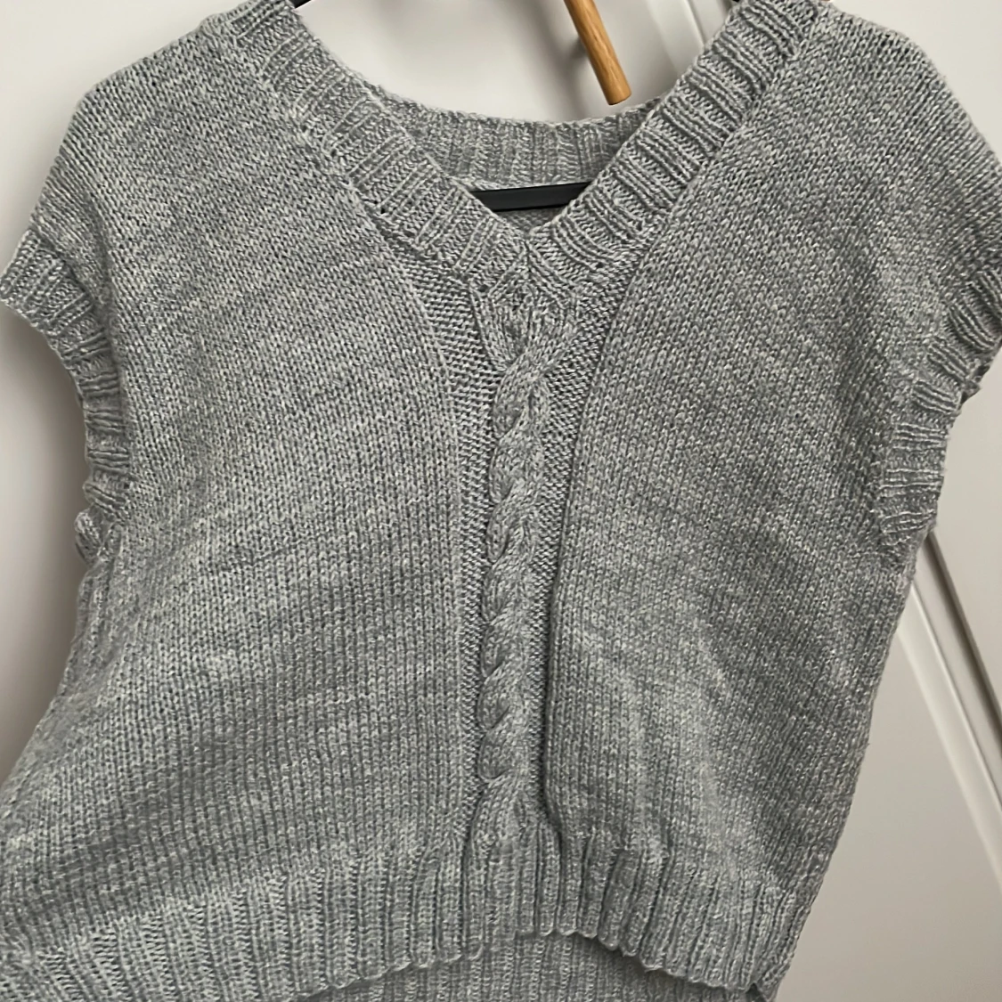 Stickad grå väst  - 91