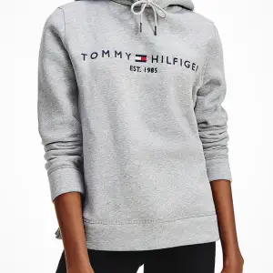 Tommy Hilfiger hoodie i bra kvalite. Använd ett fåtal gånger. Köpt för 1200kr och sitter som en S på mig. Säjer då den inte används längre😊