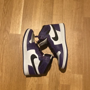 Jordan 1 Retro High OG Court Purpel  - Dom är oanvända och jag köpte dom i somras, skorna är kopior men dom ser riktiga ut!!⭐️💋 Men DM mig om du vill ha mer info om dom🫶🏼