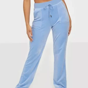 INTRESSEKOLL - Intressekoll på mina baby blåa juciys. Köpte för kanske en månad sedan använd få gånger. Nypris 1100kr kom med förslag 