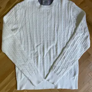 Oanvänd vit stickad tröja från crocker. Köpt för 599. Dm för frågor