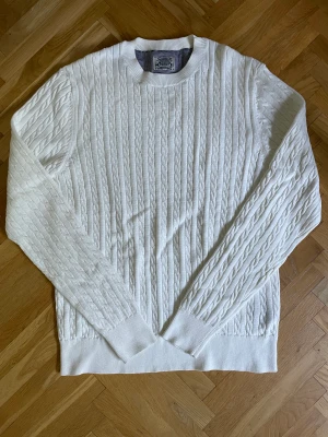 Stickad tröja - Oanvänd vit stickad tröja från crocker. Köpt för 599. Dm för frågor