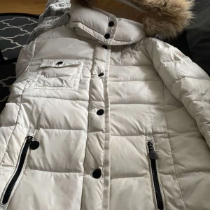 monclear jacka vit - en monclear vinter jacka, varm p skön nu till på vintern. storlek xs o passar även s😃pris börjar vid 1000. kan även köpas för 1000 direkt . kontakta ifall de finns nått ni vill veta!!