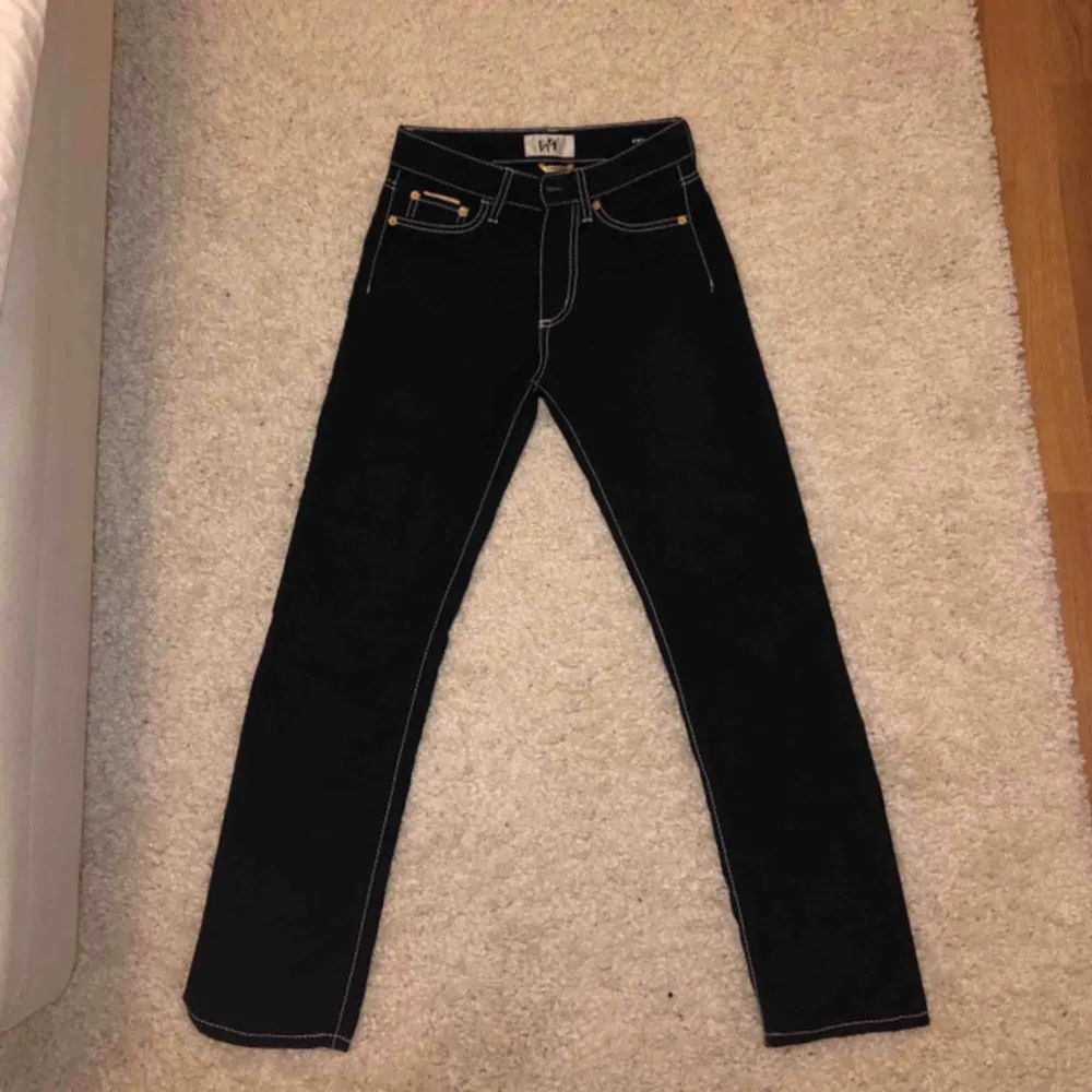 Säljer nu mina fina eytys cypress jeans i purple valvet svart. Säljer för atg jag inte använder dom tillräckligt mycket som de borde. Dom är skit snygga och sitter tajtare på mig som burkar ha 36 i storlek.. Jeans & Byxor.