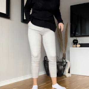 Kostymbyxor - Beigerutiga kostymbyxor. Stretchiga. Aldrig använda. Strl M/38