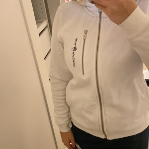 Sail racing tröja - Jag säljer nu min sail racing tröja då den är för liten och inte kommer till användning längre. Den är i fint skick, nypris 719 kr.❣️