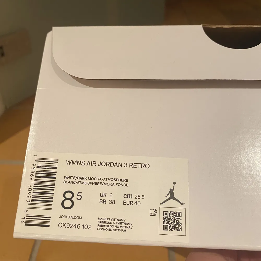 Säljer nu dessa ”Jordan 3 Dark Mocha” helt nya aldrig andvända, digitalt kvitto finns. Skorna är i storlek 40,5 men jag skulle säga att dem passar både 39-40. Hör gärna av för mer info!. Skor.