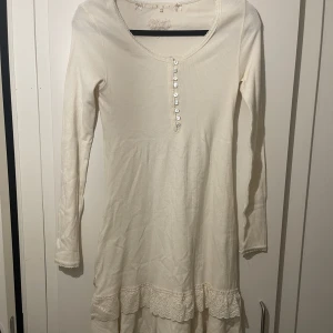 Klänning - Klänning också från By Timo. Aldrig använd, nypris 1600. Jättefin med spets nertill. Även fina detaljer som rosett vid nacken.