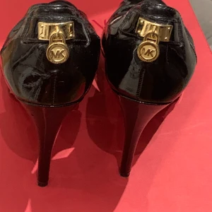 Michael Kors  - Säljer mina Michael Kors skor. Varsamt använda. Super snygga.  Storlek 35.5 