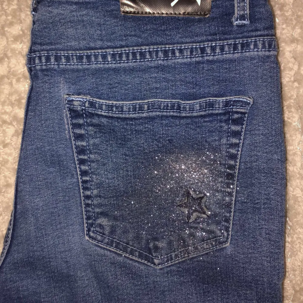 As snygga bootcut jeans med glittriga stjärndetaljer, jätte unika o älskar dom men kommer inte till användning. Bekväma och passar mig som är 170. Köpta secondhand men har aldrig använt dom själv. Pris kan diskuteras. 150+frakt. Jeans & Byxor.