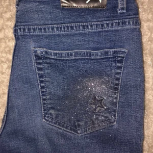 Glittriga stjärn byxor✨ - As snygga bootcut jeans med glittriga stjärndetaljer, jätte unika o älskar dom men kommer inte till användning. Bekväma och passar mig som är 170. Köpta secondhand men har aldrig använt dom själv. Pris kan diskuteras. 150+frakt
