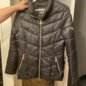 Barbour Damjacka Strl S - skick 9/10 knappast använd då den inte passar min mamma längre.