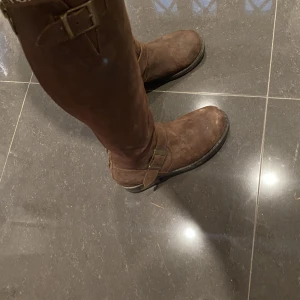 Johnny Bulls stövlar  - Bruna Johnny Bulls stövlar i storlek 39  Inte mycket använda men lite smutsiga Dragkedjorna funkar 