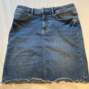 Jeans kjol - En fin blå jeans kjol! I storlek S från PIECES
