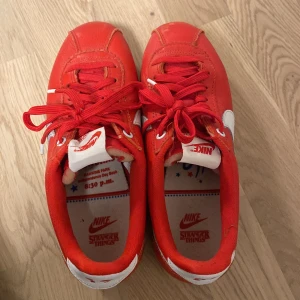 Nike, Stranger Things skor - Jätte fina nike skor med temat Stranger Things. Skorna har varit slut sålda nästan överallt och är därför väldigt häftigt att ha dem. Dem är använda och är lite slitna, men inte mycket!✨ Frakt kostnad: 20 kronor