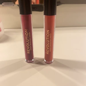 Läppglans (Violett och peach rosa) - Säljer dessa 2 läppglans för 10 kr st. Båda tsm säljer jag för 20 kr. Säljer pga inte till andvändning och inte riktigt min stil. Har testat en gång och det var inte riktigt min stil ❤️den glänser mycket och är inte alls dramatisk i färgen som den ser ut ❤️