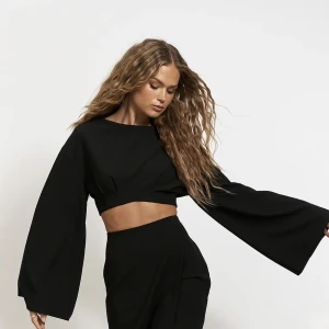 NA-KD x hanna schönberg topp - Topp från NA-KD med vida armar och croppad. Väldigt fint skick!