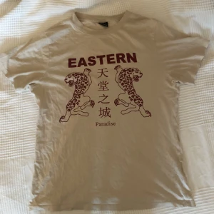 T-shirt - Cool t-shirt från Gina tricot. Den är storlek xs men stor i modellen så skulle säga att den passar s/m. Bra skick annars!