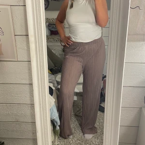 Zara byxor  - Snygga veckade byxor från zara. Nypris cirka 399kr💗