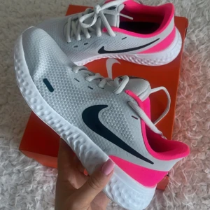 Nike running  - Nike skor, helt nya oanvända i kartong. 👟