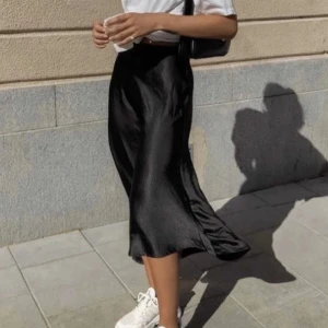 Kjol - Svart silkes kjol från nakd, knappt använd. Kan mötas upp i Jönköping eller Vaggeryd annars tillkommer fraktkostnad 🤍