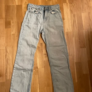 Weekday jeans - Ljusa högmidjade jeans från weekday. Jättefina, men passar inte längre. 