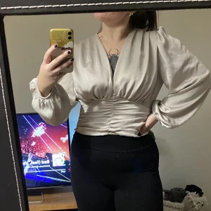 Blus - Oanvänd jättefin blus, aldrig fått användningen för den men annars är den så fin!