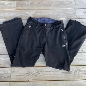 Skidbyxor strl 38 - Snygga skidbyxor från McKinley storlek 38(M). Som nya. Inga skador.
